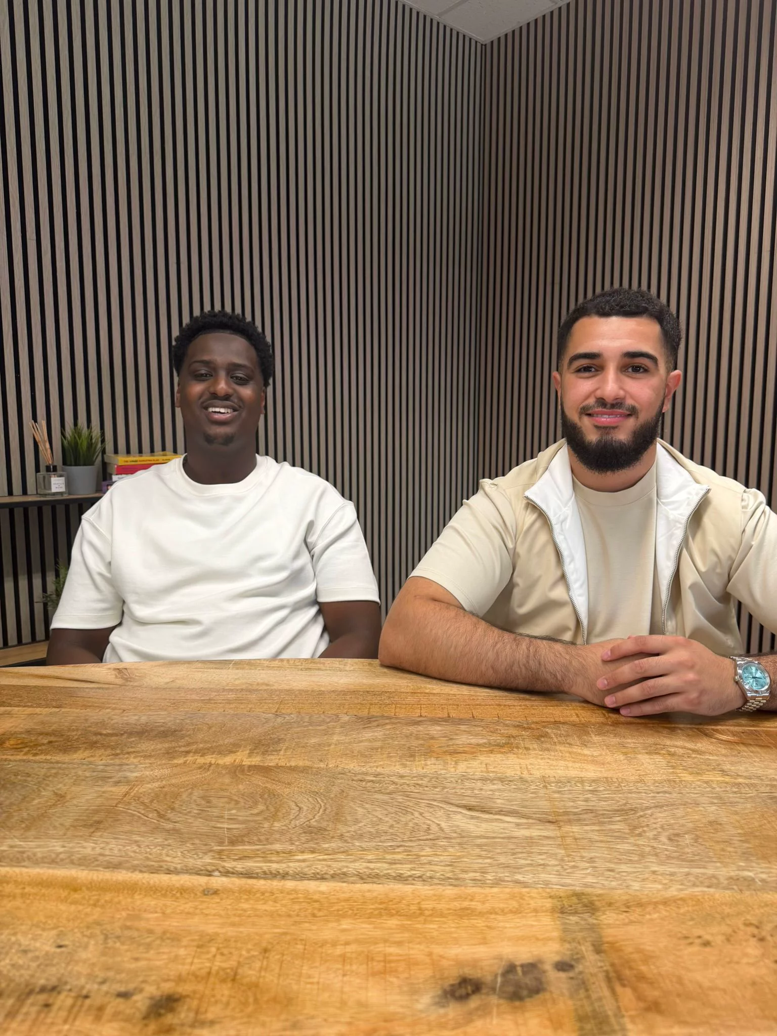 NIYA Agency tijdens een studiosessie
