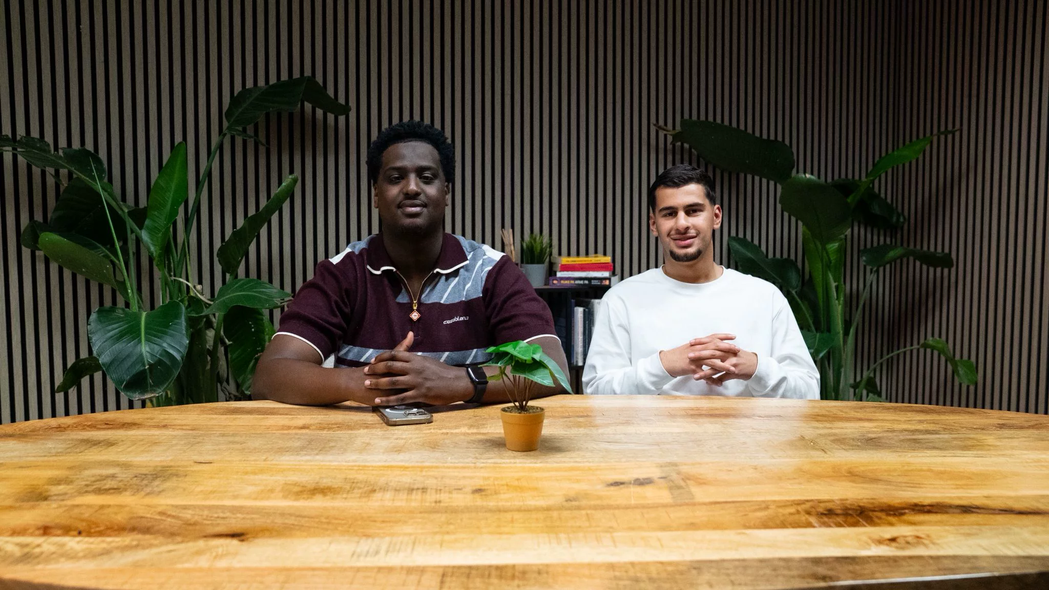 Het team van NIYA Agency tijdens een werksessie